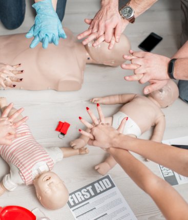 První pomoc u miminek a malých dětí
